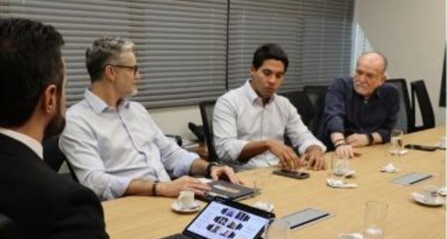 Representantes da MIDIACOM/MS se reúnem com o procurador-geral de Justiça, Romão Ávila Milhan Junior (à direita), em Campo Grande (MS), para convidá-lo ao 1º Encontro Regional da entidade, que será realizado em Dourados, no dia 4 de agosto.