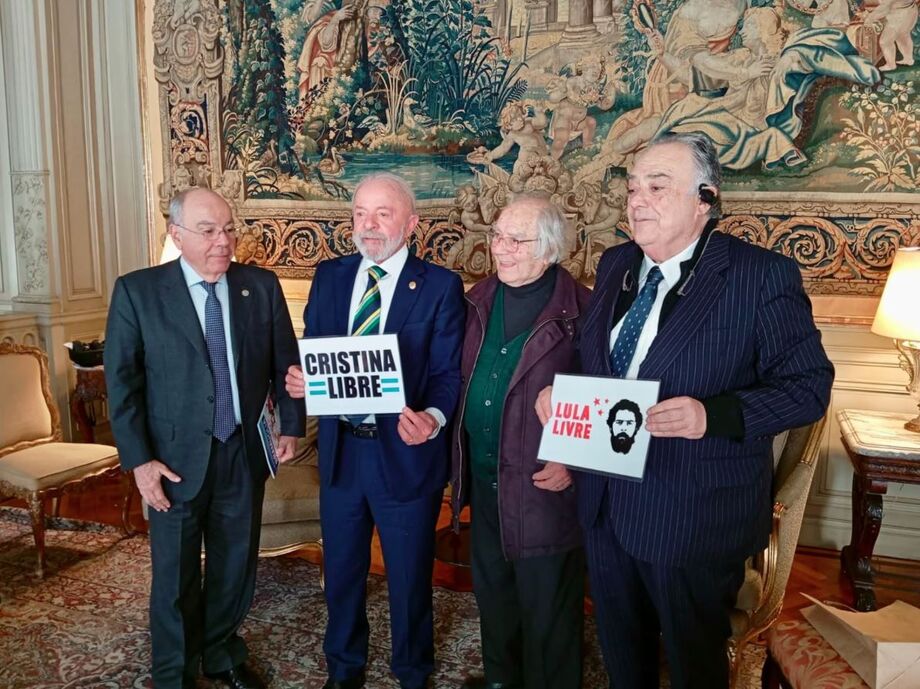 Mauro Vieira aparece à esquerda de Lula, que segura cartaz pedindo liberdade da ex-presidente, em Buenos Aires
