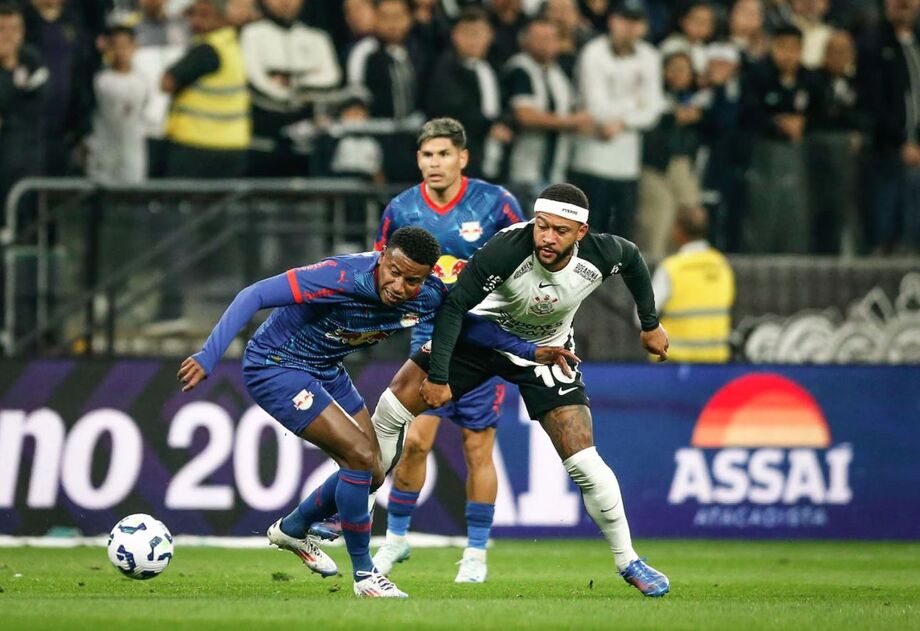 Memphis Depay em ação durante Corinthians x Red Bull Bragantino