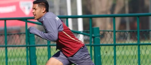Durante treino no CT da Barra Funda, Ryan Francisco sofreu um entorse grave no joelho esquerdo e foi retirado de campo para avaliação médica imediata