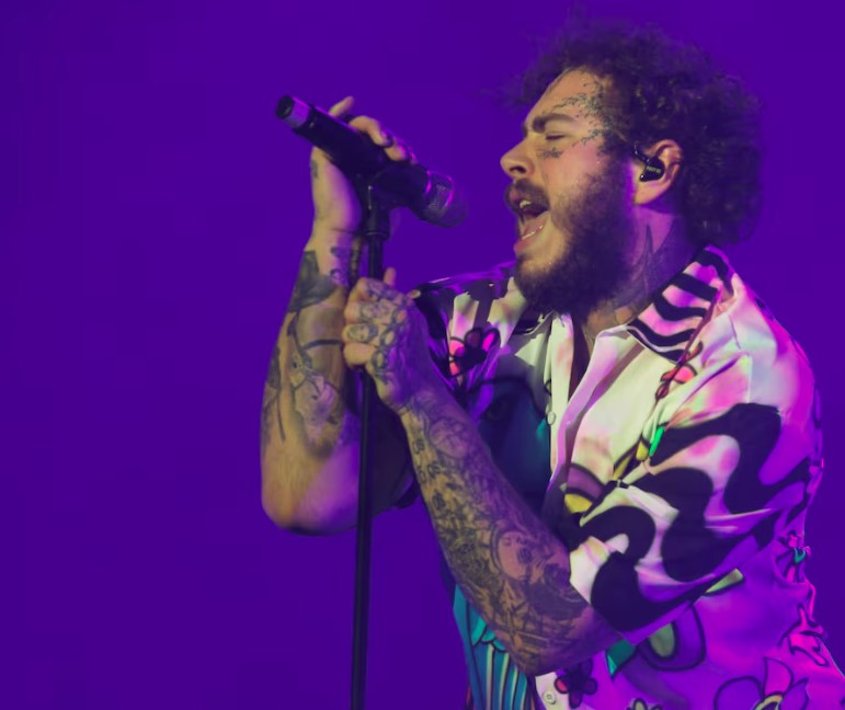 Post Malone caiu do palco em seu show.