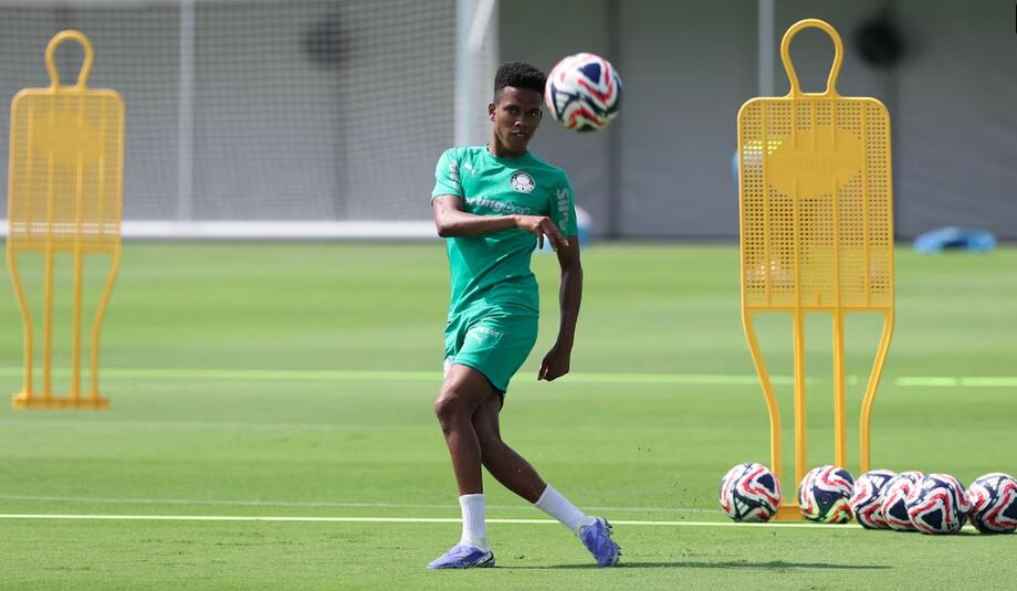 Estêvão durante treinamento do Palmeiras na Filadélfia