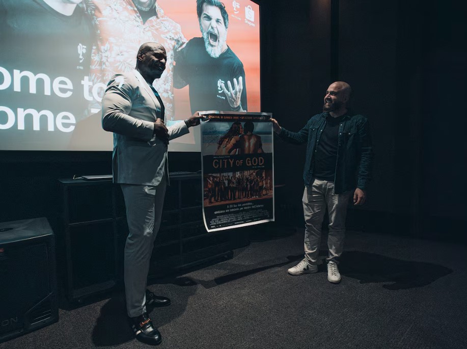 Terry Crews se emociona ao receber um pôster de Cidade de Deus autografado por Fernando Meirelles