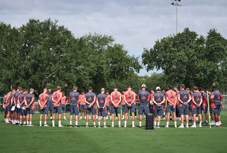 Jogadores do Bayern de Munique fazem um minuto de silêncio em homenagem aos falecidos