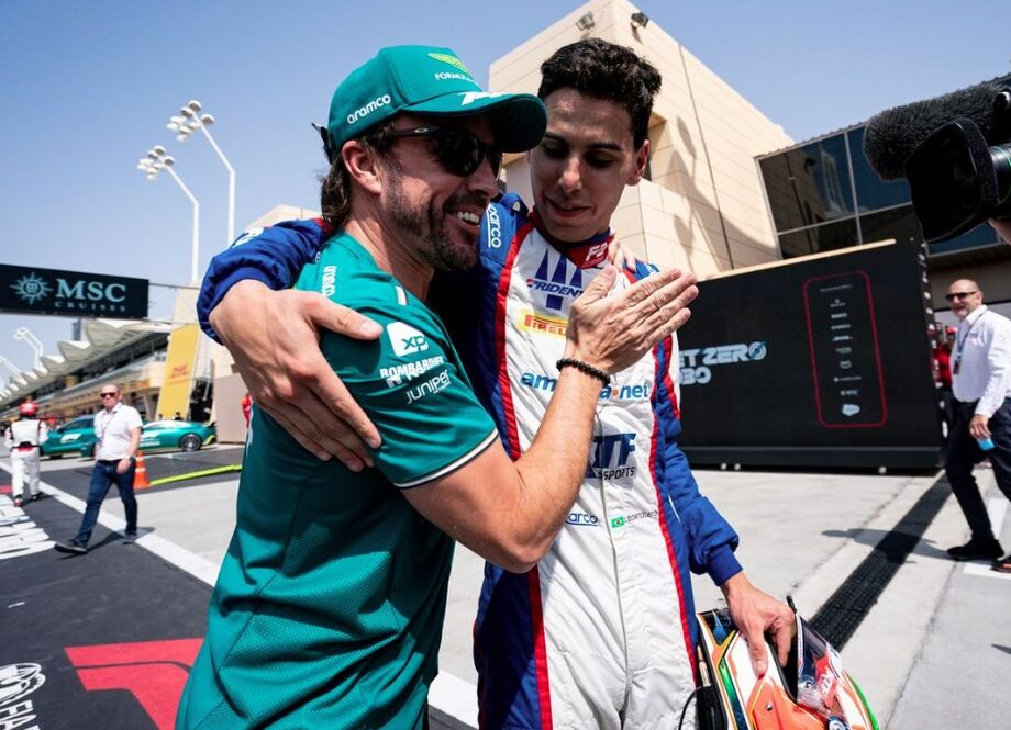 Fernando Alonso e Gabriel Bortoleto em 2023