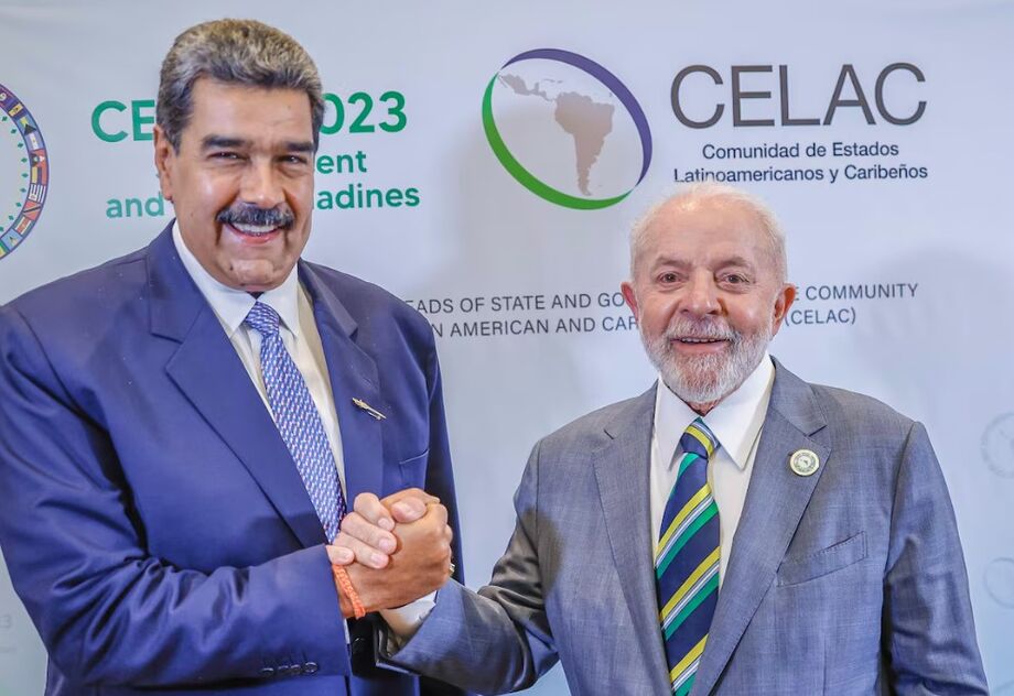 Maduro e Lula se cumprimentam em reunião bilateral na Celac, em março de 2024: relação estremecida e dívida bilionária com o Brasil