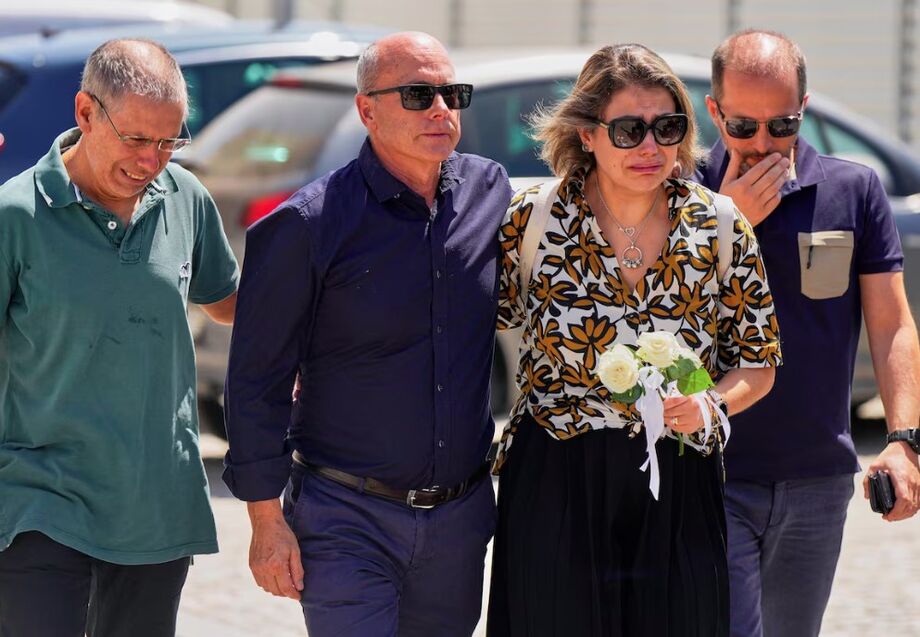 Joaquim (centro), pai de Diogo Jota e André Silva, chega ao funeral dos filhos ao lado de familiares