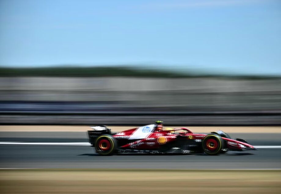 Lewis Hamilton foi o mais rápido no primeiro treino livre do GP da Grã-Bretanha