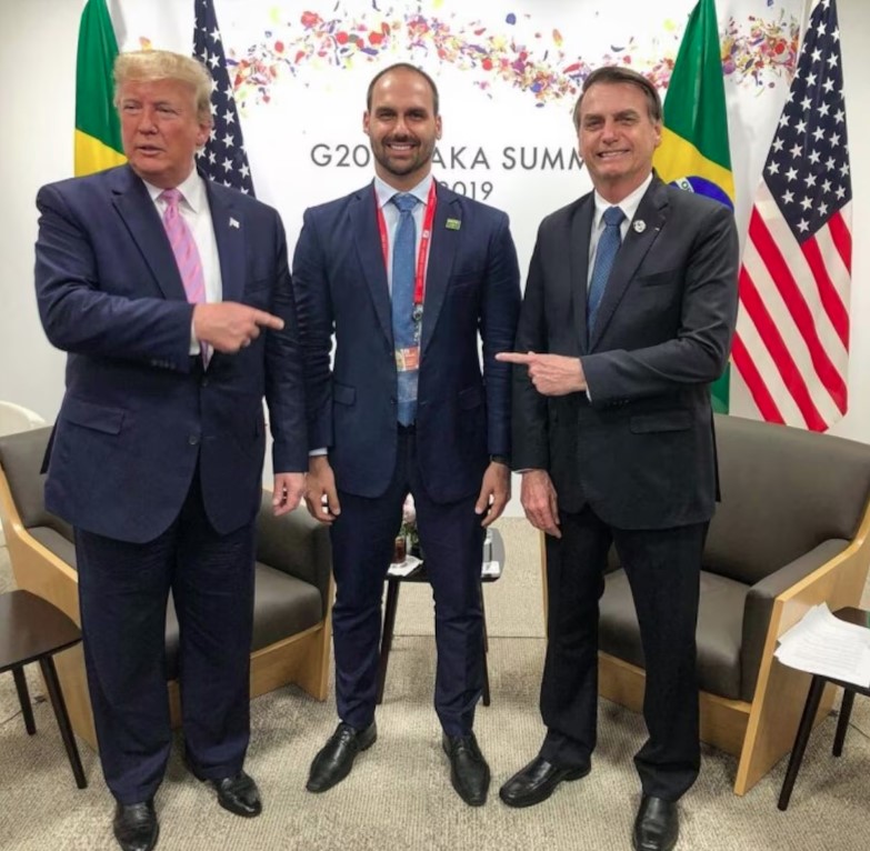 Da esquerda para a direita: Donald Trump, Eduardo Bolsonaro e Jair Bolsonaro
