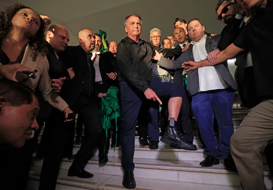 Na Câmara, Jair Bolsonaro mostra tornozeleira eletrônica e diz que está submetido a 'máxima humilhação'