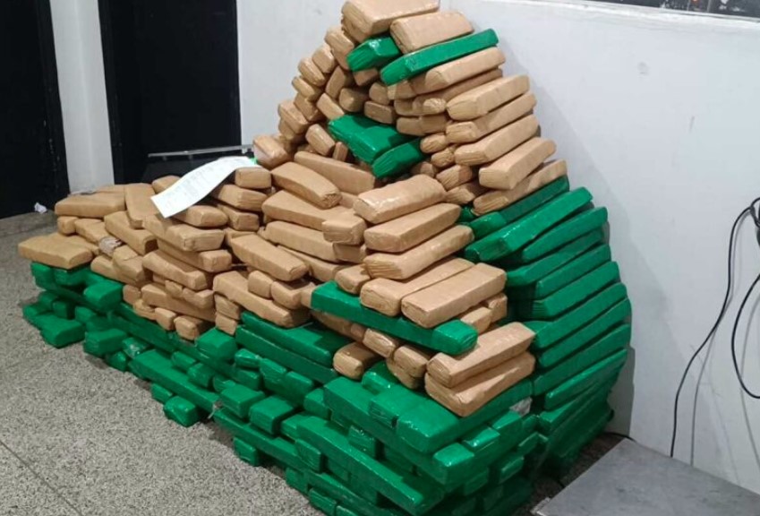 Mais de 400kg de maconha são encontrados em carro em Dourados