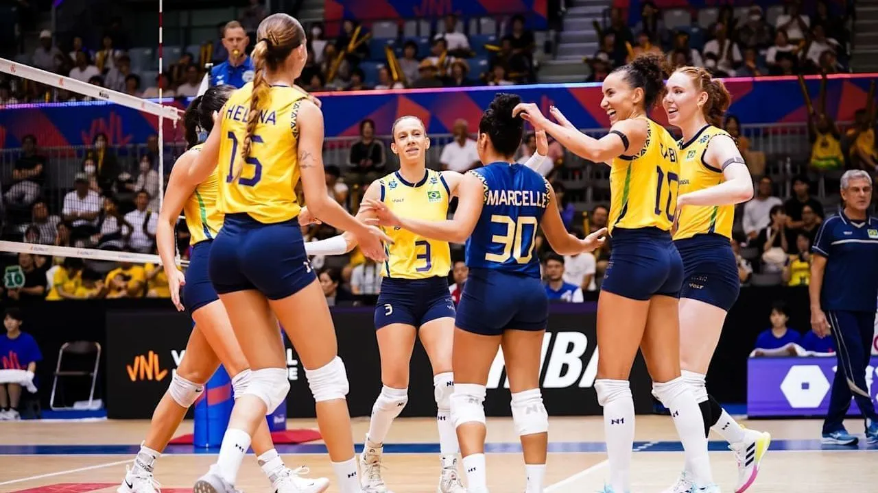 Jogadoras da Seleção Feminina de Vôlei comemoram ponto contra a França