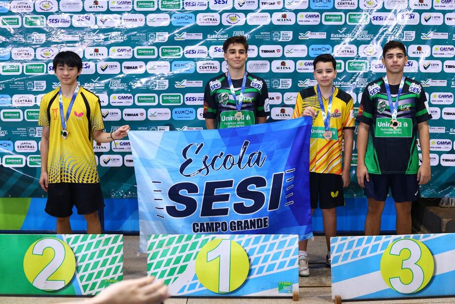 Alunos do Sesi dominam pódio da categoria Sub-15 no estadual de tênis de mesa em MS, com apoio do Programa de Incentivo ao Atleta.