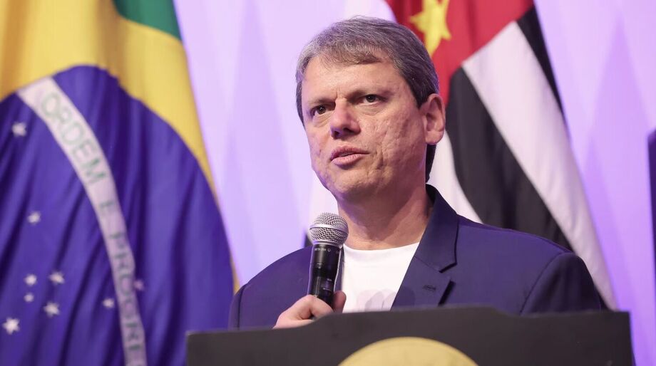 O governador de São Paulo, Tarcísio de Freitas, que foi alvo de manifestações críticas da direita e da esquerda pela reação à taxação de Trump