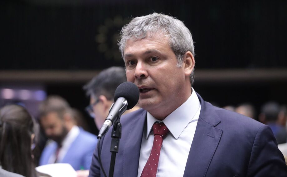 O líder do PT na Câmara dos Deputados, Lindbergh Farias (RJ), afirmou que o governo deve vetar projeto que prevê uso do Fundo Social para dívidas rurais