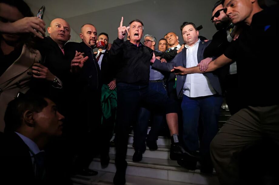 O ex-presidente Jair Bolsonaro mostra a tornozeleira três dias após medida cautelar, na saída do Congresso Nacional
