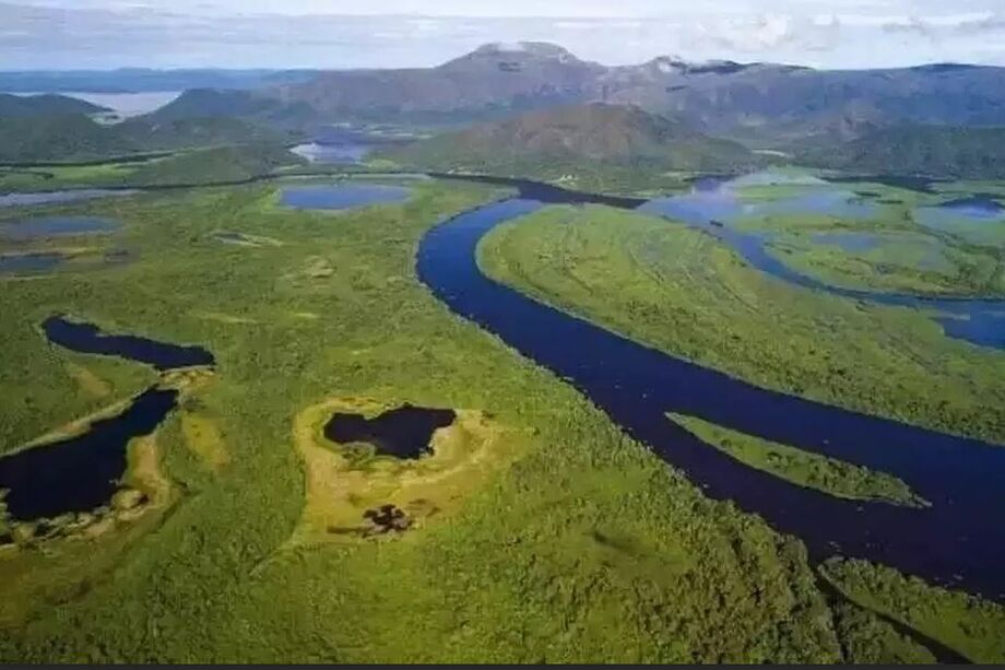 Vista aérea da região do médio rio Juruá, na Amazônia brasileira, mostrando a rica paisagem de rios, lagos e áreas alagadas, essenciais para a conservação da biodiversidade.