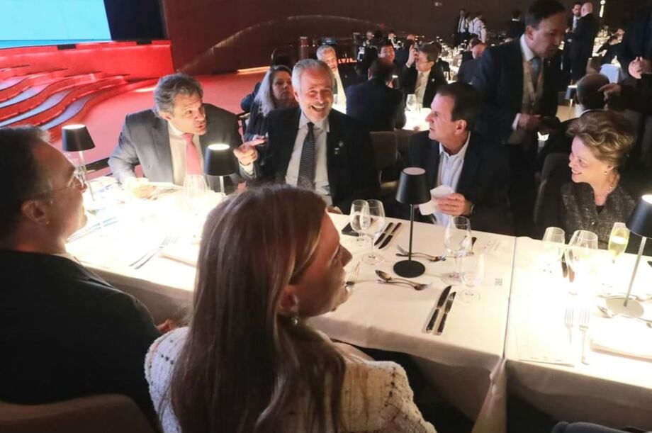 Fernando Haddad, embaixador André Corrêa do Lago, Eduardo Paes e Dilma durante jantar do Novo Banco de Desenvolvimento.