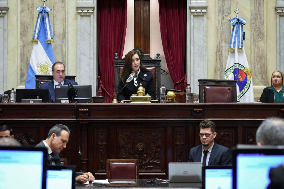 A vice-presidente da Argentina, Victoria Villarruel, durante sessão do Senado que aprovou o aumento nas aposentadorias e pensões