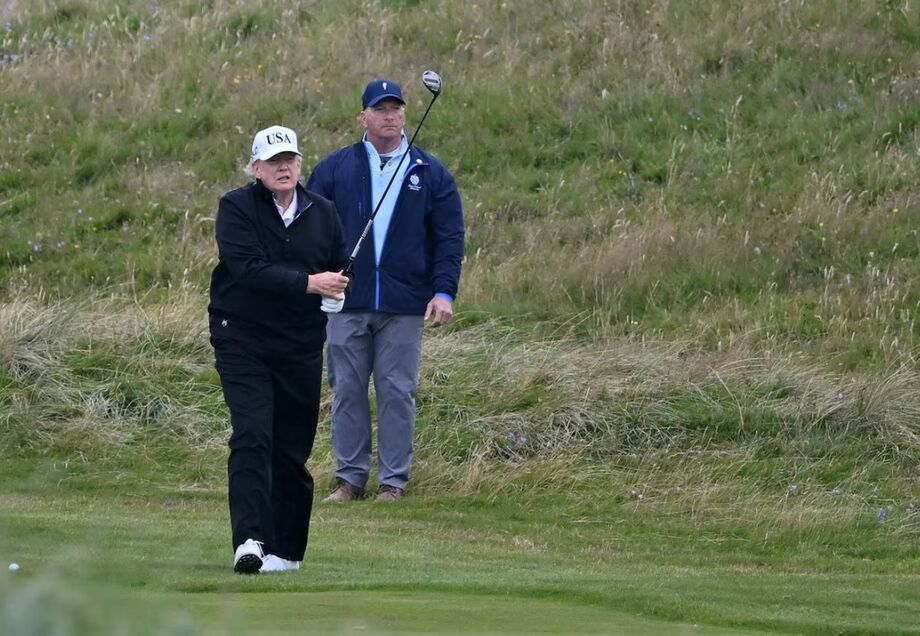 Trump tem jogado em campos de golfe de sua família no Reino Unido, onde agendou encontros com líderes europeus