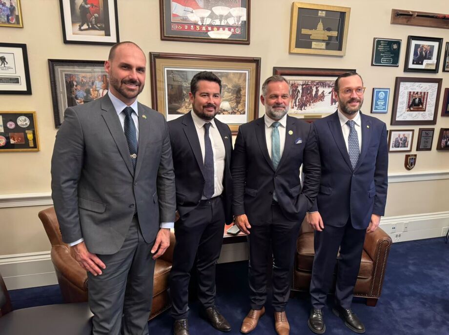 Eduardo Bolsonaro, Paulo Figueiredo, Cory Mills e Filipe Barros em reunião em 14 de maio de 2025 em Washington.