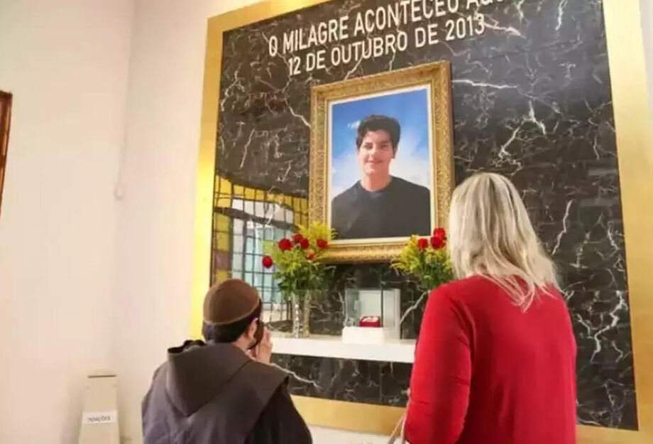 Fiéis visitam a Capela do Milagre, em Campo Grande, onde está exposta a memória do milagre atribuído a Carlo Acutis em 2013, um dos passos para a sua canonização.