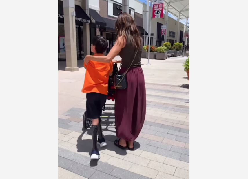 Isabella Fiorentino e o filho Lorenzo, de 13 anos, de costas em vídeo publicado no Instagram em julho de 2025