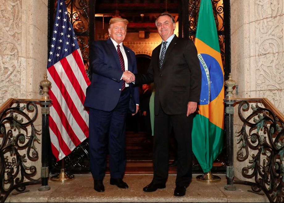 O ex-presidente da República Jair Bolsonaro posa com o presidente dos Estados Unidos Donald Trump, em foto tirada em 2020; Bolsonaro comentou as tarifas anunciadas pelo norte-americano