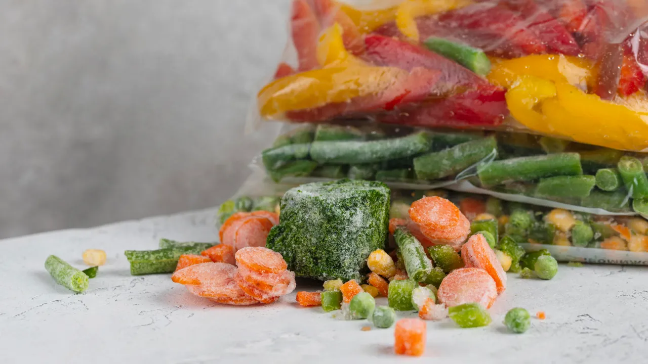Vegetais e legumes congelados mantêm nutrientes e podem ser uma opção prática e saudável para o dia a dia.