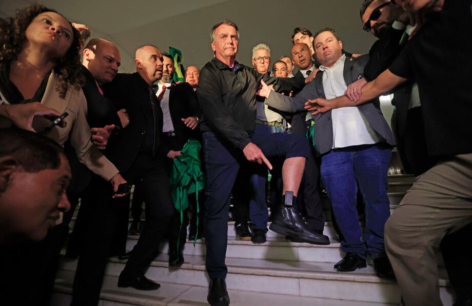 O ex-presidente Jair Bolsonaro mostra para jornalistas a tornozeleira eletrônica, que foi colocada por ordem do ministro Alexandre de Morais, na saída da Câmara dos Deputados após reunião com na liderança do PL