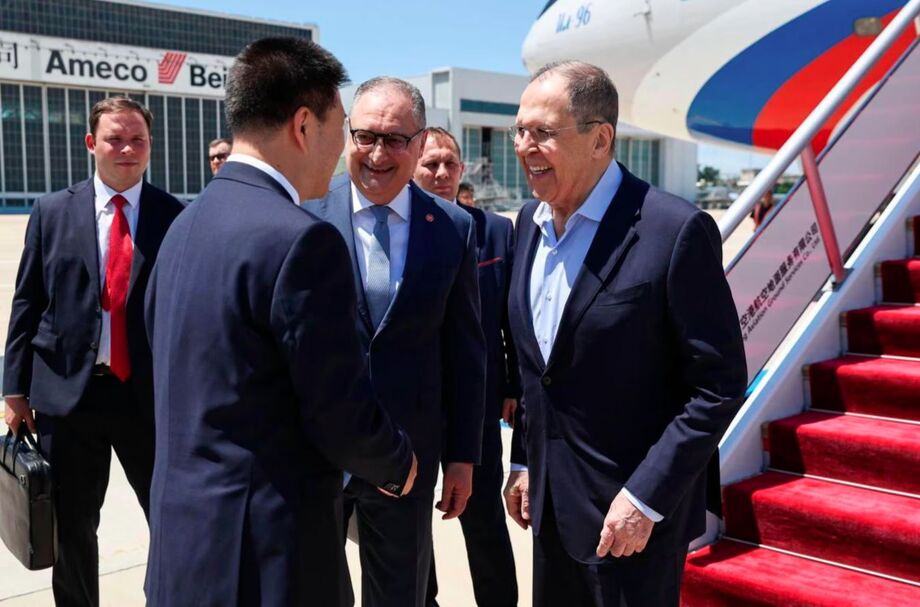 O ministro das Relações Exteriores da China, Wang Yi, recebe seu homólogo russo, Sergey Lavrov