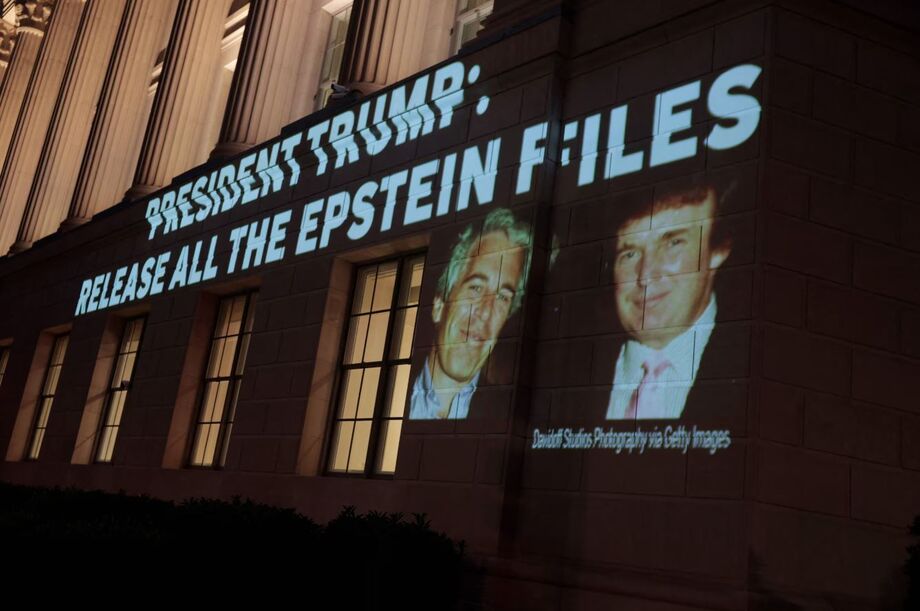 Uma imagem do presidente dos EUA Donald Trump e Jeffrey Epstein é projetada na sede do Departamento de Comércio dos EUA em 18 de julho de 2025