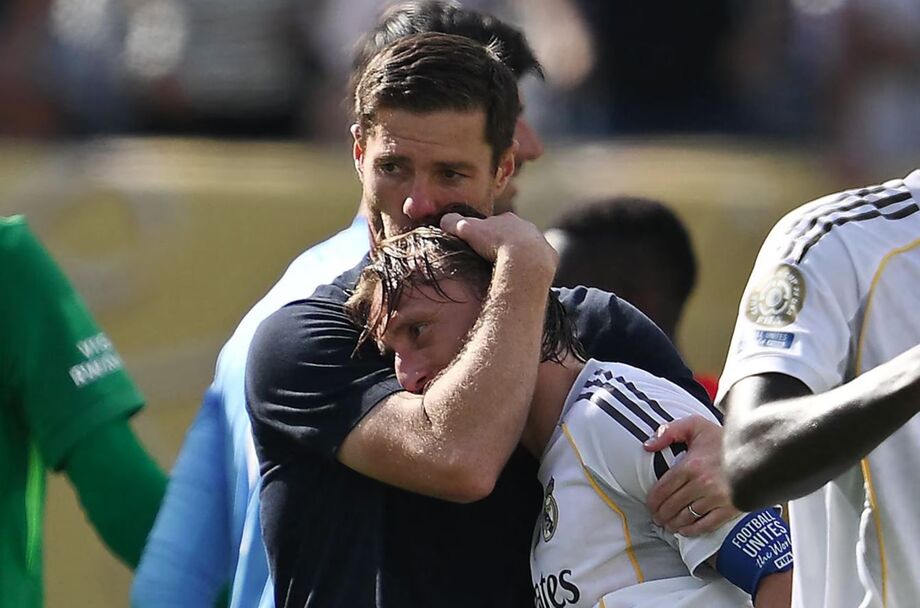 Xabi Alonso cumprimenta Modric em seu último jogo pelo Real Madrid