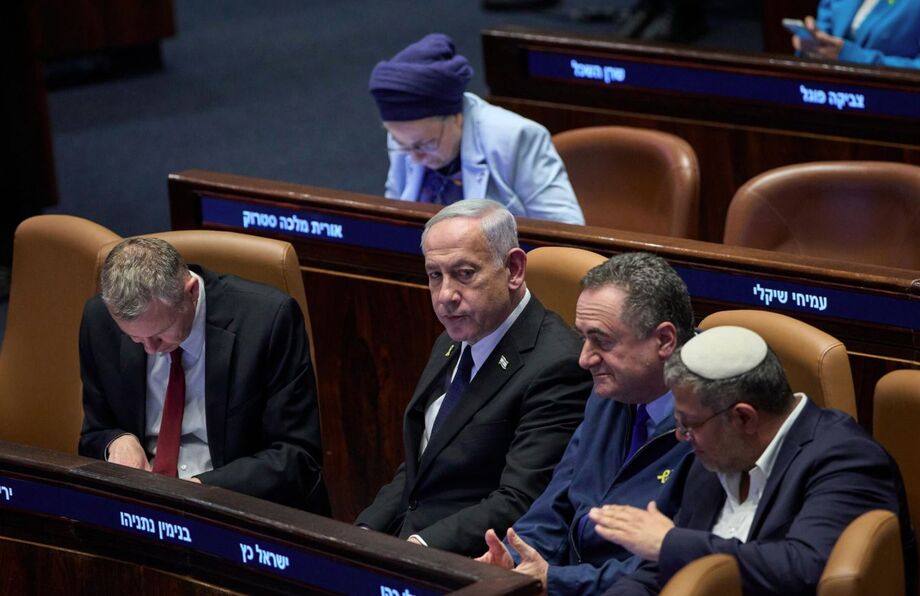 O primeiro-ministro de Israel, Binyamin Netanyahu, rodeado por ministros durante uma sessão do Knesset, o Parlamento israelense, em Jerusalém