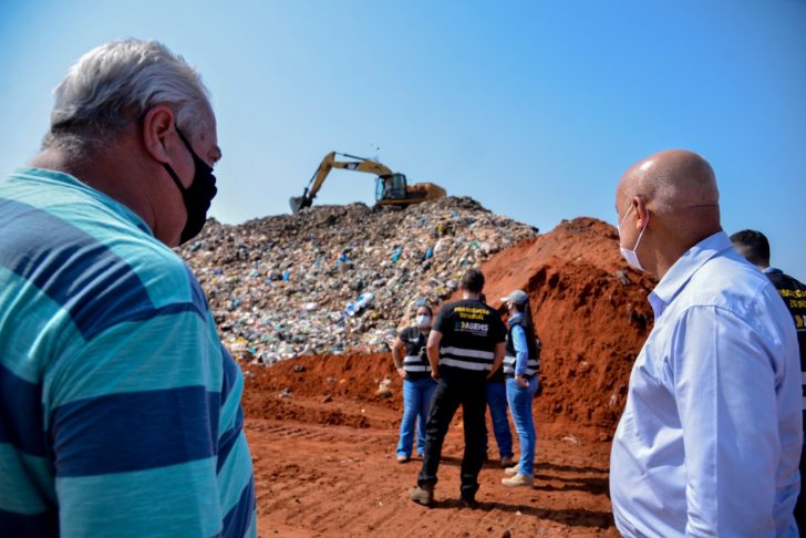 Presidente da AGEMS, Carlos Alberto de Assis (ao centro), conversa com técnicos durante vistoria no aterro sanitário de Sidrolândia; convênio com o estado garante fiscalização da coleta de lixo por 20 anos