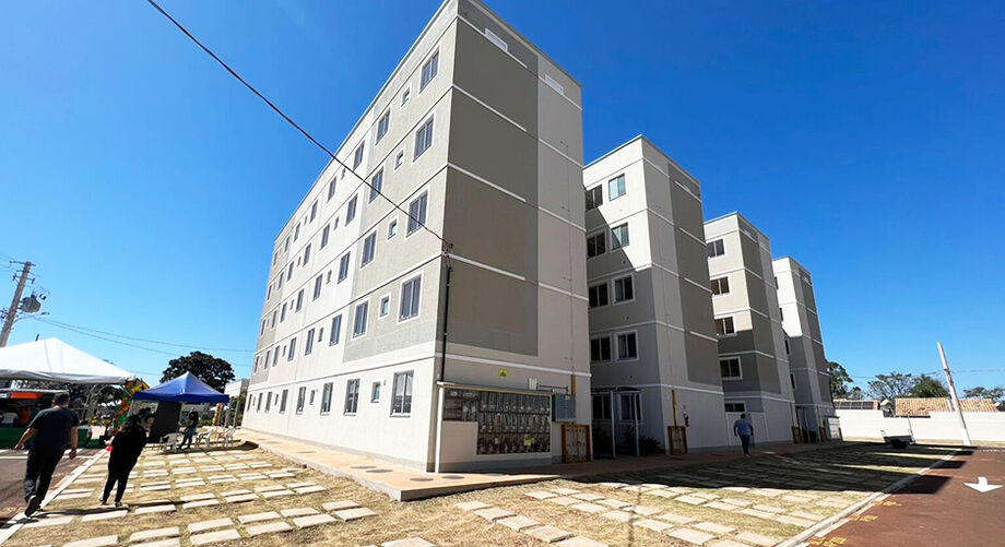 Prefeitura de Campo Grande oferece descontos de até R$ 6 mil em feirões habitacionais para famílias de baixa e média renda, com apoio ao setor da construção civil.