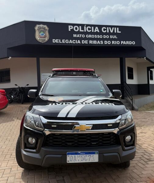 Polícia Civil prende homem em flagrante por porte ilegal de arma e disparos em Ribas do Rio Pardo após discussão em bar.