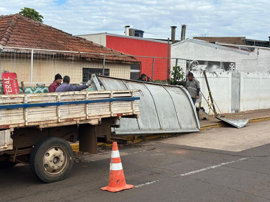Estrutura foi danificada após colisão de ônibus na noite de segunda (30); ponto provisório será instalado e novo abrigo deve ser construído em até dois meses.