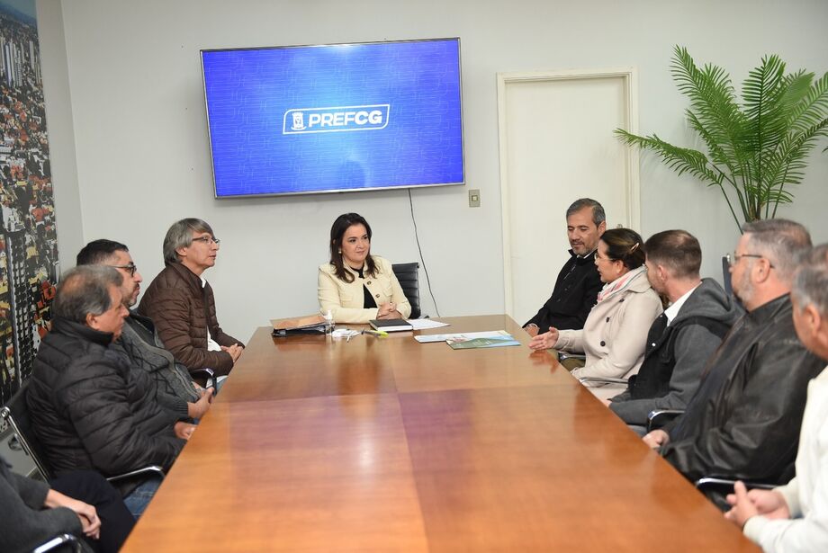 A prefeita Adriane Lopes, o reitor da UEMS, Laercio de Carvalho, a pró-reitoria, Erika Kaneta Ferri e demais participantes da reunião.