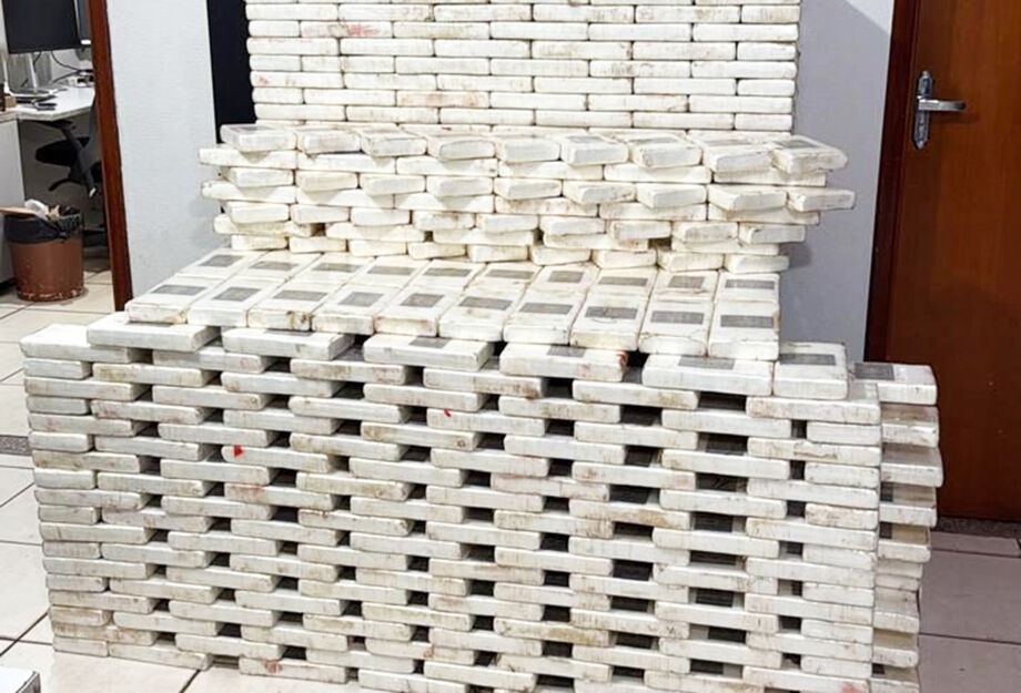 Polícia Civil apreende 377 kg de cocaína em depósito de Campo Grande e prende dois suspeitos ligados ao tráfico internacional.