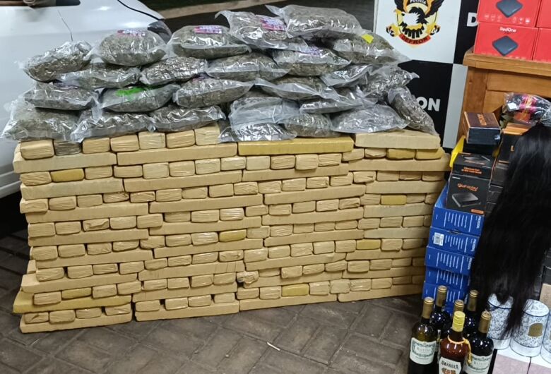 A polícia identificou que o grupo usava o comércio ilegal como fachada para o tráfico, o que levou os agentes a apelidarem os criminosos de narco-muambeiros