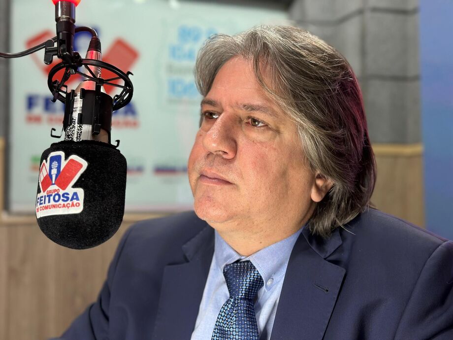 O deputado estadual Pedro Caravina em entrevista ao Grupo Feitosa de Comunicação