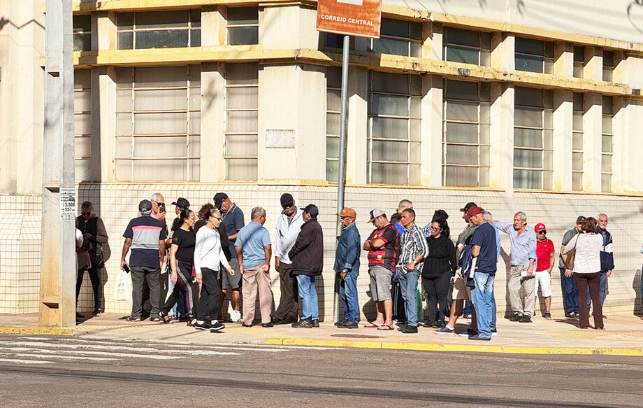 Idosos formam fila nos Correios de Campo Grande para contestar descontos indevidos no INSS