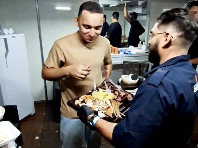 João Gomes prova jacaré e avestruz após show e elogia a comida servida pelo chef Henrique Soares.