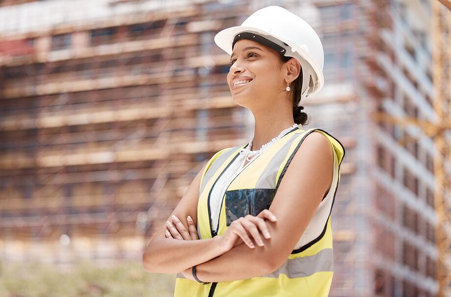 Projeto capacita mulheres para atuar na construção civil com apoio técnico, acolhimento e foco na empregabilidade.