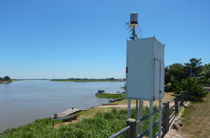 Estação meteorológica instalada às margens do rio Paraguai em Mato Grosso do Sul registra dados pluviométricos e níveis dos rios para monitoramento ambiental e prevenção de estiagens