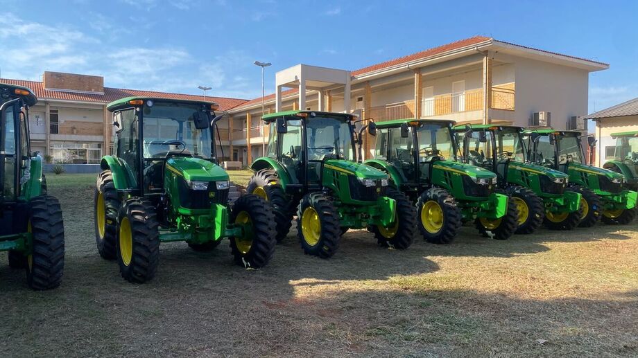 Ministério da Agricultura entrega 14 tratores a municípios com apoio do senador Nelsinho Trad
