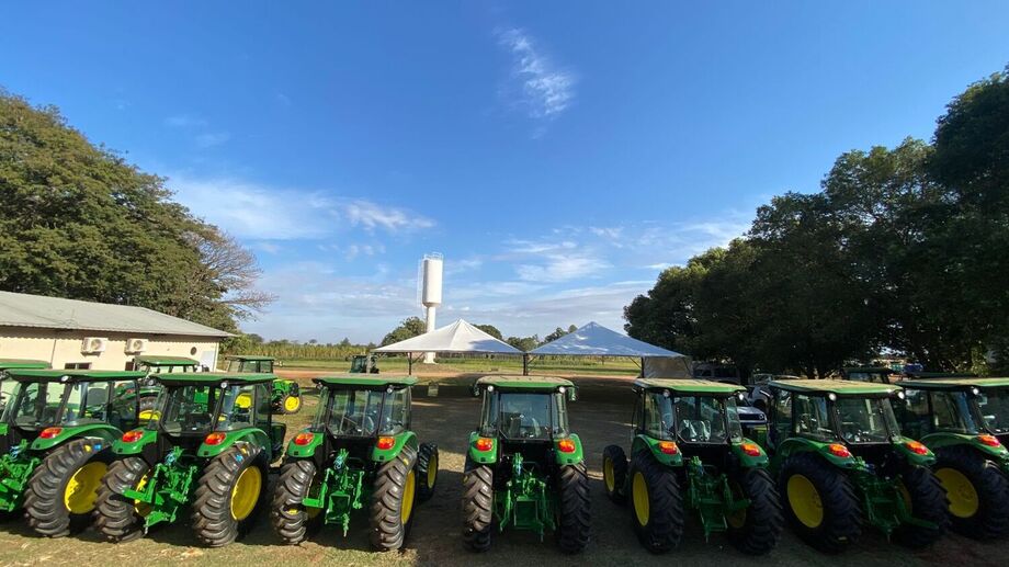 Governo entrega 14 tratores para agricultura familiar em Mato Grosso do Sul