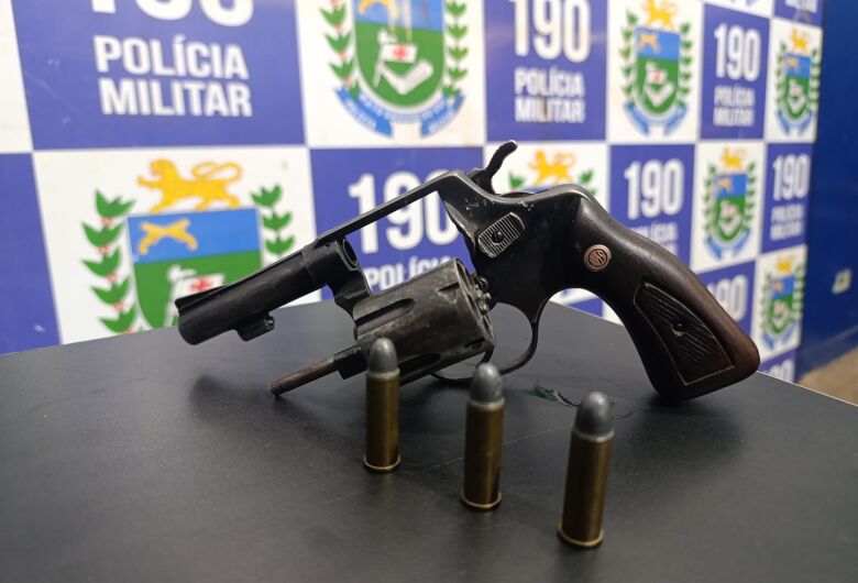 A polícia encontrou um revolver calibre .38 com o homem