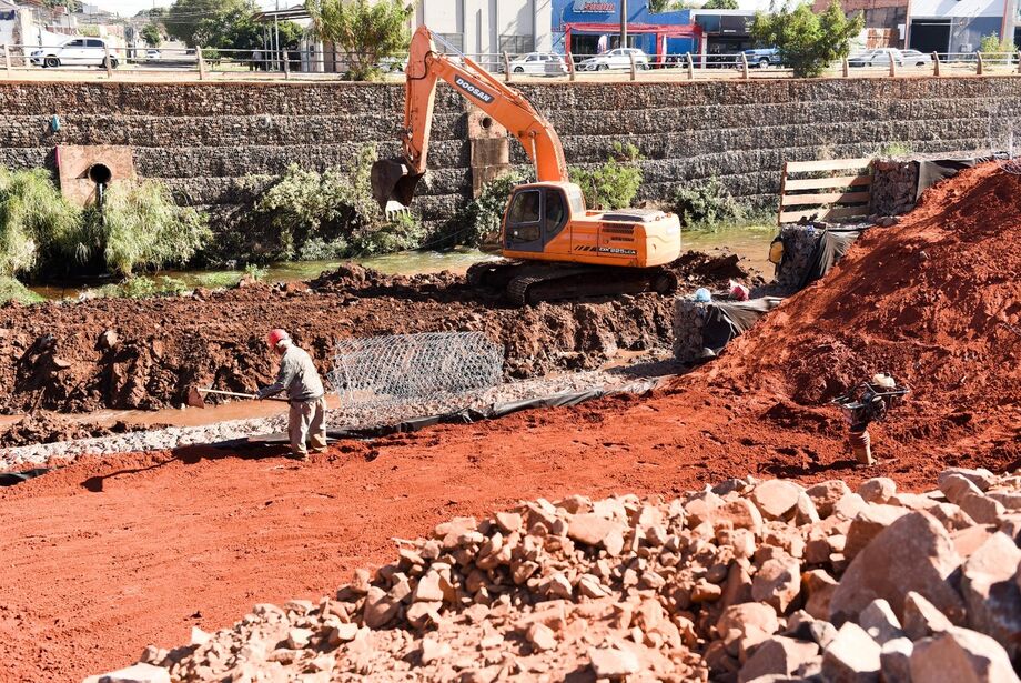 Trabalhos de contenção no Rio Anhanduí seguem em ritmo acelerado na Avenida Ernesto Geisel, em Campo Grande